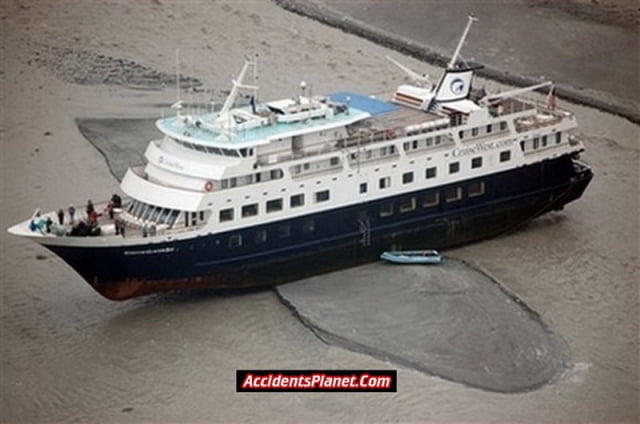 APTOPIX CRUISE SHIP GROUNDED